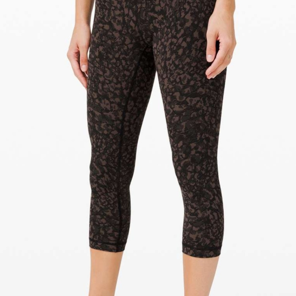 Lululemon Wunder Under Crop (High-Rise) *Full-On Luxtreme 21" size 6